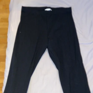 Svarta leggings med stretch - Svarta leggings med enkel design och stretchig passform. Perfekta för en chill och bekväm stil, passar till allt. Mjukt material som sitter tajt längs benen och har en hög midja.