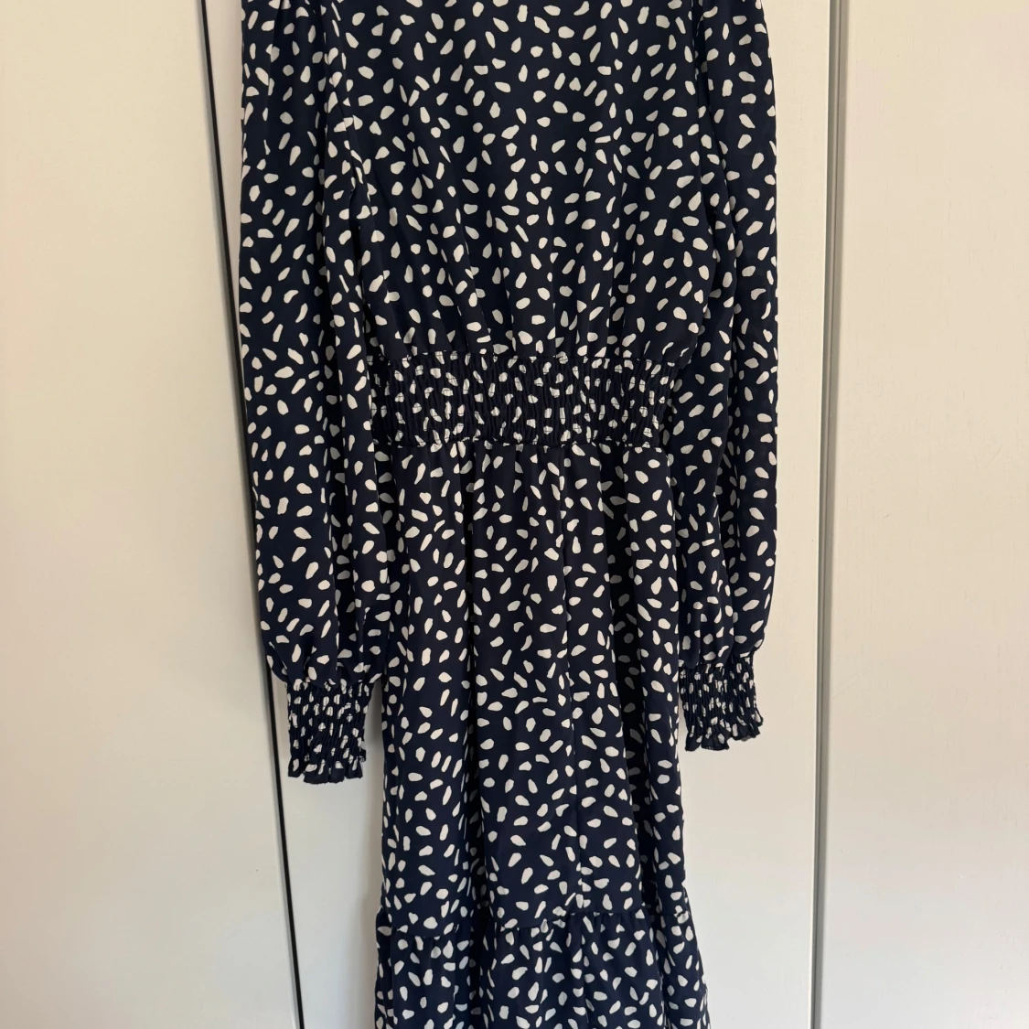 Mörkblå kortklänning med vita prickar  - 1