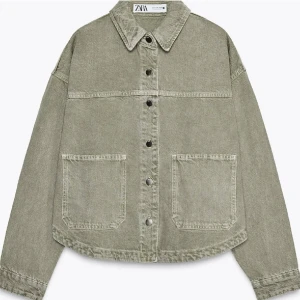 Grön jeansjacka - Säljer min gröna jeansjacka från Zara då den inte längre kommer till användning. Perfekt till våren och sommaren!!🤗🌸☀️