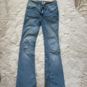 Lågmidjade bootcut jeans - Superfina lågmidjade jeans från lager 157 , det är low bot modellen i xs full lenght och är lite långa på mig som är 164 , lite slitna längst ner ☺️