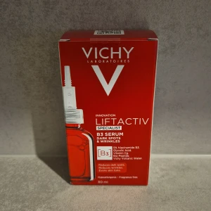 Vichy Liftactiv B3 Serum 30ml - Vichy Liftactiv Specialist B3 Serum är ett ansiktsserum i röd och vit förpackning. Innehåller 5% niacinamid, glykolsyra, vitamin Cg, bio-peptid och vulkaniskt vatten. Hypoallergen och parfymfri formula som jämnar ut hudtonen och minskar mörka fläckar och rynkor.