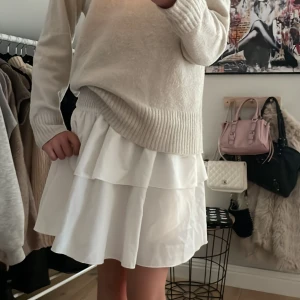 Vit volangkjol  - Supersöt vit kortkjol med dubbla volanger❤️