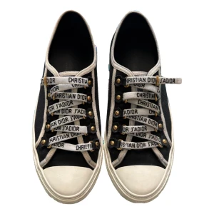 Christian Dior J'Adior sneakers svart/vit - Snygga Christian Dior J'Adior sneakers. Fick de nyligen i present men de är tyvärr för små så har inte kunnat använda de. Bilderna är från ägaren från Vestiaire collective. Kvitto finns även med från ägaren som köpt de på diors hemsida! Kan mötas upp💗