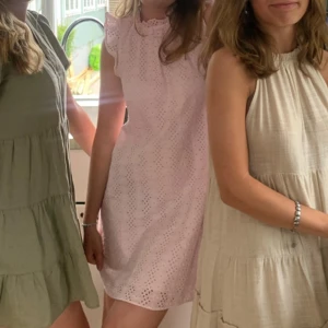 Ljusrosa broderad kortklänning - Supersöt ljusrosa klänning med broderade blommor och volangdetaljer från Other stories. Ärmlös med rund halsringning, perfekt för sommarens alla tillfällen. Använd ett fåtal tillfällen☺️ 