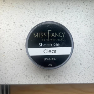 Miss Fancy Shape Gel Clear 30g - Använt till några få 3D blommor alltså nästan helt full. Köpt för 320+59 kr frakt