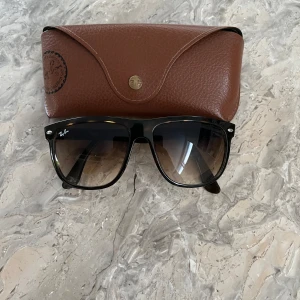 Rayban-Boyfriends - Tja, Säljer ett par Rayban Boyfriends med fadat glas som är perfekta till sommaren. ny pris 1100kr. Bara att höra av sig vid frågor.