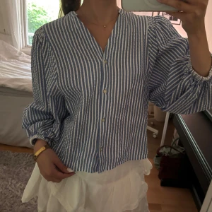 Vit och blå randig blus - Superfin vit och blå randig blus med puffiga ärmar <3 endast använd ett fåtal gånger, säljer då den tyvärr är lite för stor för mig!