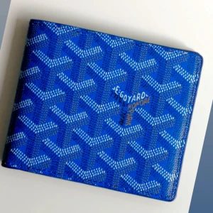 Lyxig blå plånbok med mönster - G0Y@RD plånbok helt ny och aldrig använts💸. Kom privat för mer frågor. Pris går och diskuteras!