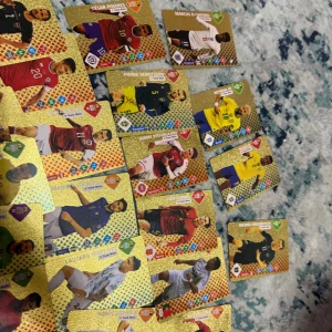 Panini FIFA fotbollskort - Samling av glittrande Panini fotbollskort med internationella stjärnor som Neymar, Marcus Rashford, Lionel Messi och fler. Perfekt för unga fotbollsfans som vill byta, samla och följa sina idoler från världens största lag.