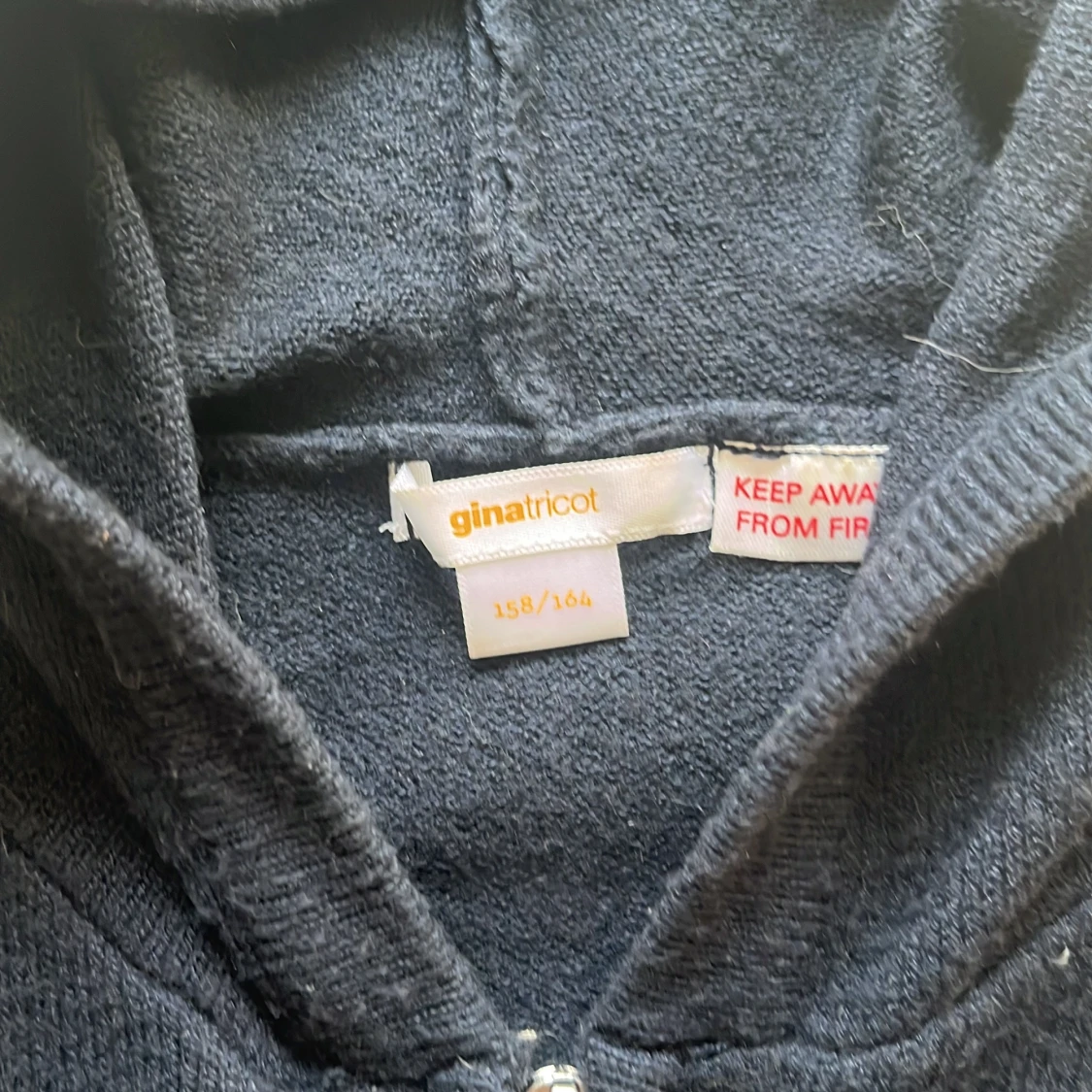 Mörkblå zip tröja från Gina Tricot  - 2