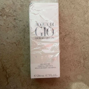 Acqua di Giò duschgel 200ml Armani - Acqua di Giò all-over body shampoo från Giorgio Armani. Fräsch och stilren förpackning i ljus färg, 200 ml. Passar både kropp och hår. En klassisk doft med marina och fräscha toner, perfekt för dig som gillar exklusiva och tidlösa dofter.
