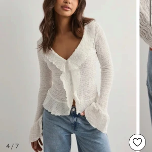 Vit volangblus med v-ringning - Supersöt vit blus med v-ringning och volangdetaljer längs fram och ärmslut. Tunn, lätt genomskinlig struktur med lång ärm och figurnära passform. Perfekt för dig som gillar romantiska vibes och vill sticka ut lite extra. Ordinarie pris 399kr aldrig använd bara provad!