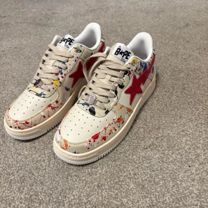 Bapesta paint splash - Köpte de precis men de passar tyvärr inte.  Står storlek 46/12 men skulle säga att det är 44,5/45 mer. De är 29cm i innersulan. . Inget kvitto, inge låda