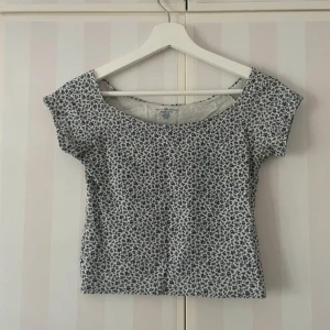 Croppad topp - Söt topp från brandy Melville i blommigt mönster. No size, men passar xs🫶🏻