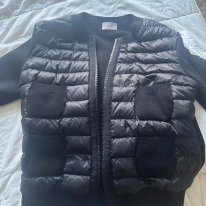 Säljer äkta  Moncler cardigan  - Säljer nu min äkta Moncler cardigan köpt på deras hemsida. Använd fåtal gånger, och säljer pga den inte kommer till användning så mycket. Den har inga hål fläckar eller andra defekter och är nästan helt som ny. Box följs med när den skickas och har även kvar kvitto och lapparna som satt på den satt bara att skriva privat om man vill se bild på det. För mer frågor eller bilder skriv privat 