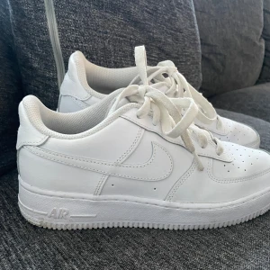 Nike Air Force 1 helvita sneakers - Säljer mina nike airforces jag köpte i år. Köpte de för 1409 och säljer för 500kr.