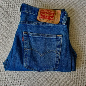 LEVI’S 501 JEANS - Säljer mina snygga 501:or🤩. Storlek W31, L32, straight legs. Nypris 1300. Mycket bra skick och inga som helst defekter. Säljer pga för små.