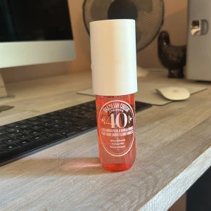 Brazilian Crush Cheirosa 40 Parfymmist - Parfymmist från Sol de Janeiro, Brazilian Crush Cheirosa 40. Doft av black amber plum och vanilla woods. Flaskan är genomskinlig med rosa vätska och har en vit kork. Rymmer 90 ml och är perfekt att ha med sig i väskan.