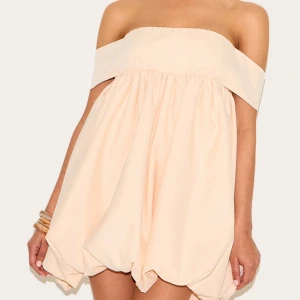  offshoulder klänning - Offshoulder klänning i ljusrosa/Beige storlek xs💕