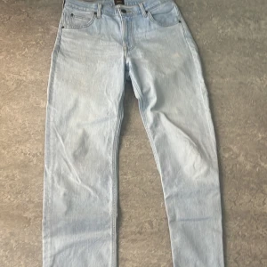 Ljusblå Lee jeans straight fit - Ljusblå lee ”west” jeans. Storlek 29/32 och väldigt bra skick. Pyttelite smuts som inte går bort i tvätten