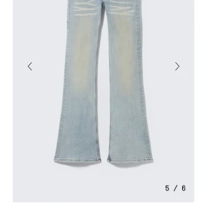 Weekday jeans - Snygga ljusblå jeans med bootcut-modell och slitna detaljer framtill. Jeansen har låg midja och är knappast använda, dom är sprättade längst ner❤️ stolek 27/32