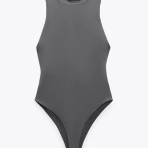 Grå ärmlös bodysuit - Snygg grå bodysuit med hög hals och ärmlös design. Perfekt att styla med jeans eller kjol för en clean look. Tight passform som framhäver siluetten och ger en modern vibe.