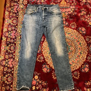 Blå skinny jeans från Armani Jeans - Snygga blå skinny jeans från Armani Jeans med slitna detaljer och klassisk femficksdesign. Jeansen har en ljus tvätt och subtila slitningar framtill för en trendig look. Perfekta för dig som gillar en smal passform och exklusiv känsla. Köpta i London. Storlek 31. Passar bara barn. Längd 88 cm. Använda 1 gång. 