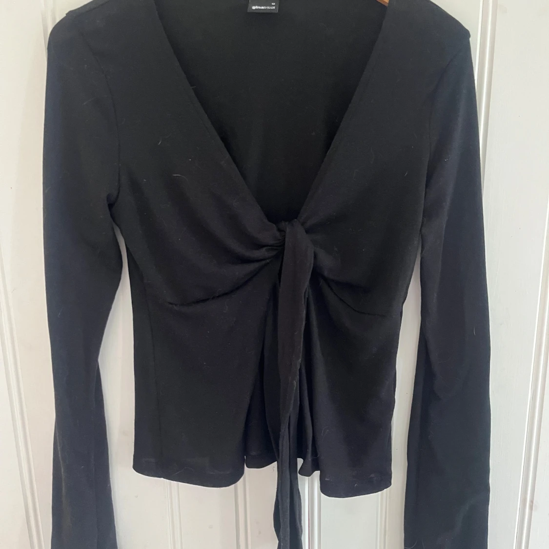 Svart omlottopp med knyt framtill