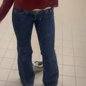 LOW WAIST Levi’s jeans! - Säljer ett par mörkblå Levi’s jeans med knappar bak på fickorna! Använd lite så i bra skick!🌟 (OBS) priset går absolut att diskutera!!!