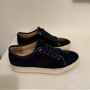 Lanvin skor  - Säljer nu mina skit snygga Lanvins i svinbra skick, jätte snygg marinblå färg. Sjukt bra kvalité. Nypris 5200kr men säljs för 2699! En riktigt steal för skicket! Skriv via minsta fråga! Har tyvärr ingen box.