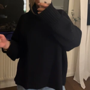 Svart stickad polo tröja från Soft Goat - Mysig svart stickad polotröja från Soft Goat i M. Knappt använd, slutsåld!