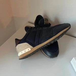 Valentino rockrunners  - Säljer ett par valentino rockrunners i storlek 44 till billigt pris, ännu billigare om du köper på direkten✅inga skador✅dom passar 43 bra