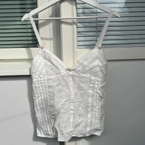 Zara linne - Säljer detta otroligt söta linne från Zara! Den är i superfint skick, men har några små smutsmärken💓 Linnet har en stretchig resår baktill och söta rosa detaljer😇 Perfekt för sommaren🙌