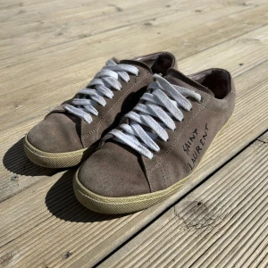 Yves saint laurent/SL06 - Yves Saint Laurent skor i modellen:SL06 Storlek:40 men passar 41-41,5. Mocha fortfarande i bra skick och sulan är intakt. Skriv gärna vid frågor!