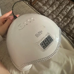 UV LED-lampa för naglar  - Säljer två UV LED-lampor, säljer båda för 40kr men sladdarna är lite smuttsig men dom funkar hur bra som helst 🩷(vill bara bli av med dom) 