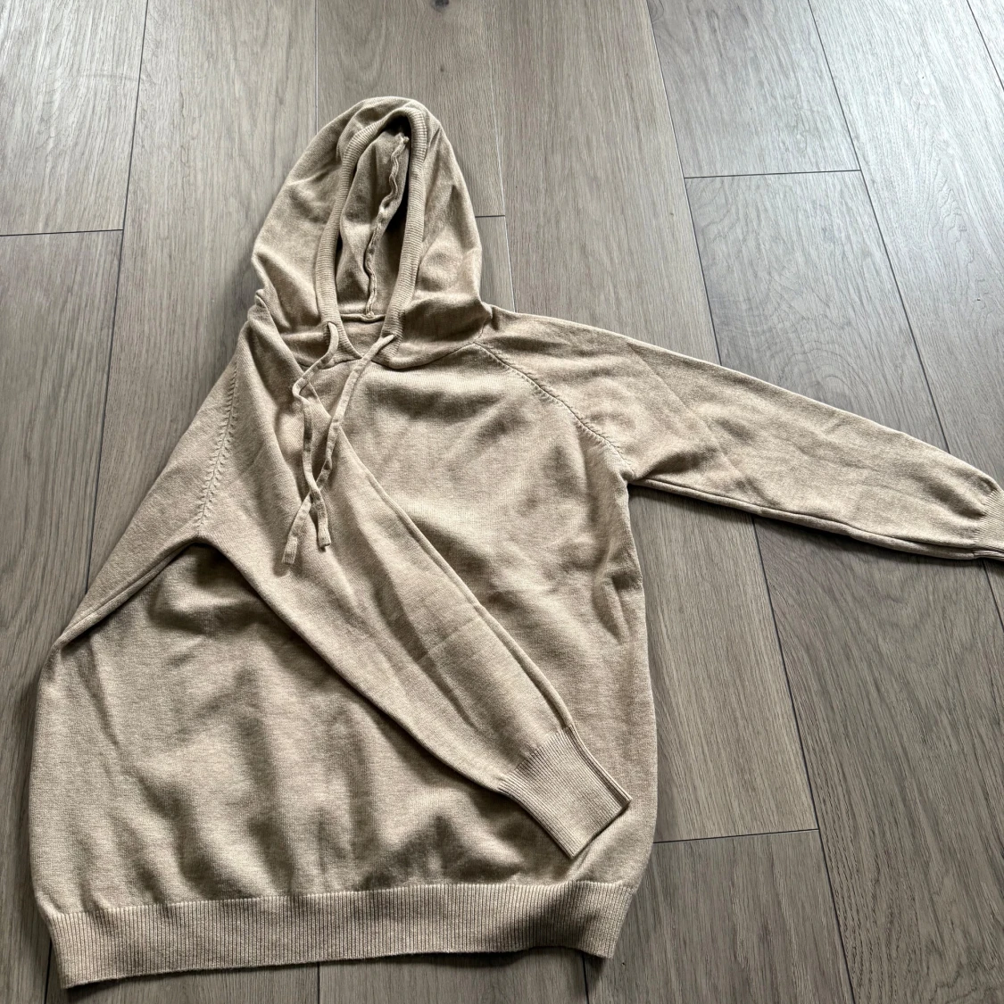 Beige stickad hoodie
