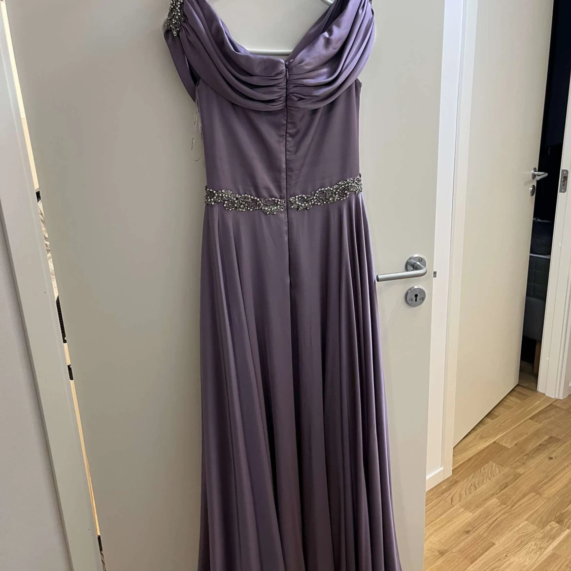 Ljuslila långklänning med glittriga detaljer - 3