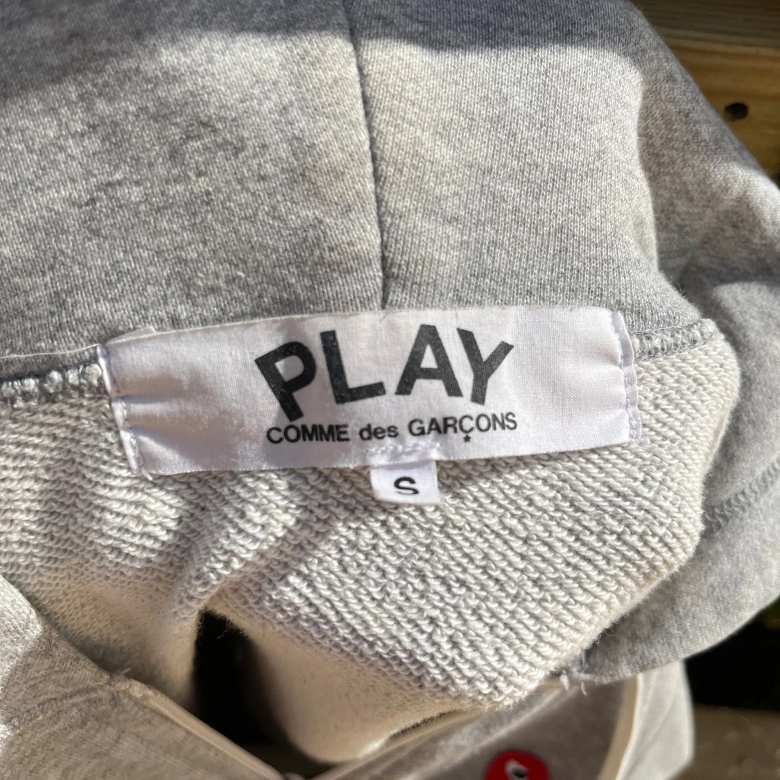 Grå hoodie från Comme des Garçons Play - 4