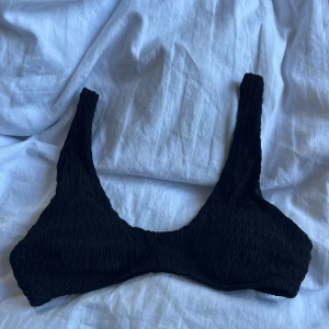 Svart bikiniöverdel med struktur - Säljer en svart bikiniöverdel med mönster som på bilden från H&M