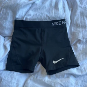 Nike Pro shorts - Jag säljer ett par Nike Pro shorts i barn storlek 