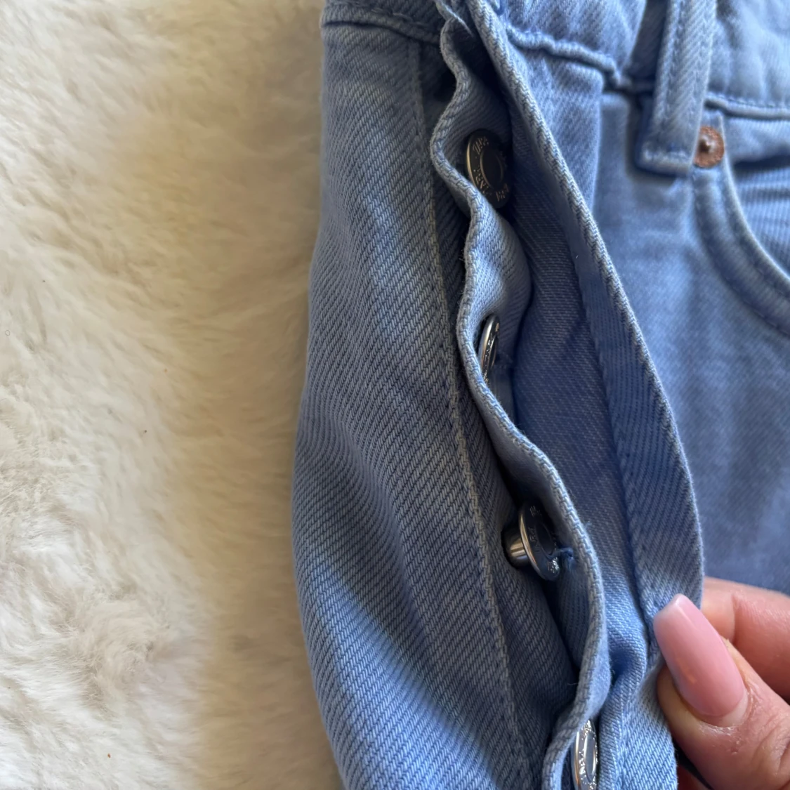 Ljusblå jeansbyxor med knappar i sidan - 1