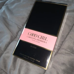 Good Girl Blush Eau de Parfum från Carolina Herrera - Säljer en lyxig parfym, Good Girl Blush från Carolina Herrera. Flaskan har en unik design i form av en högklackad sko i ljusrosa glas med svart och guld detaljer. Förpackningen är oöppnad. (Andra bilden är från pinterest) det är en 50ml EDP 😊