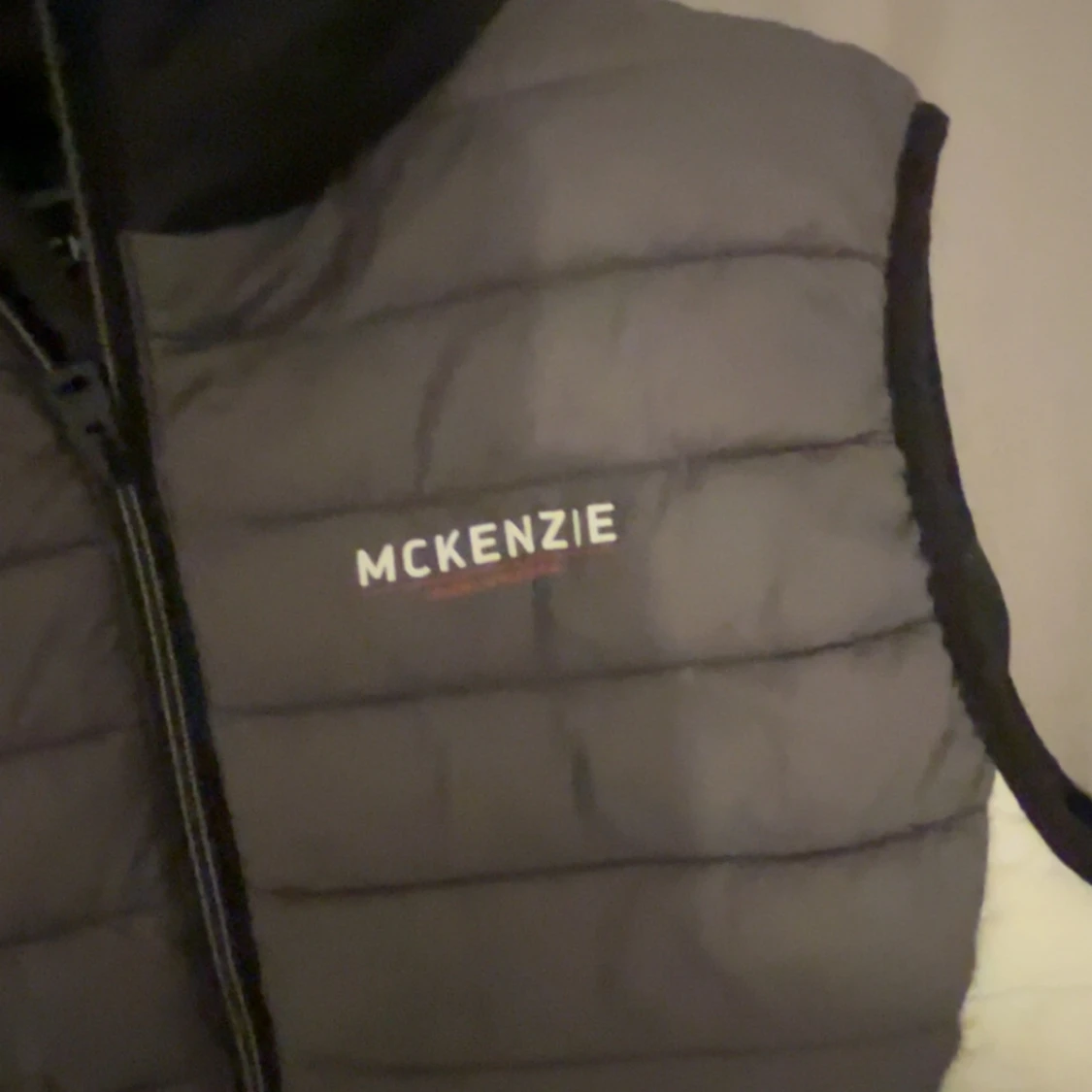 Svart och grå dunväst med huva från McKenzie - 2