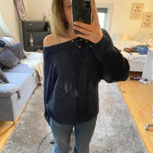 Mörkblå stickad tröja - Säljer mina jötte söt mörkblå stickad tröj från Kappahl💓