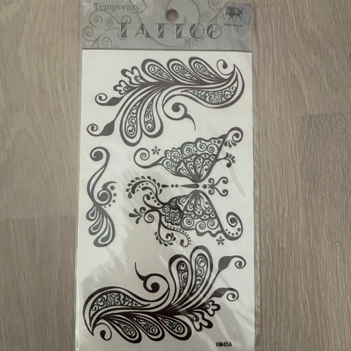 Svart temporär tatuering med paisleymönster - 2