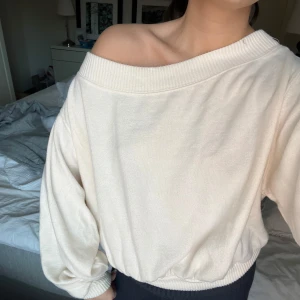 Off shoulder stickad  - Så fkn off shoulder topp som är stickad, ny med prislapp