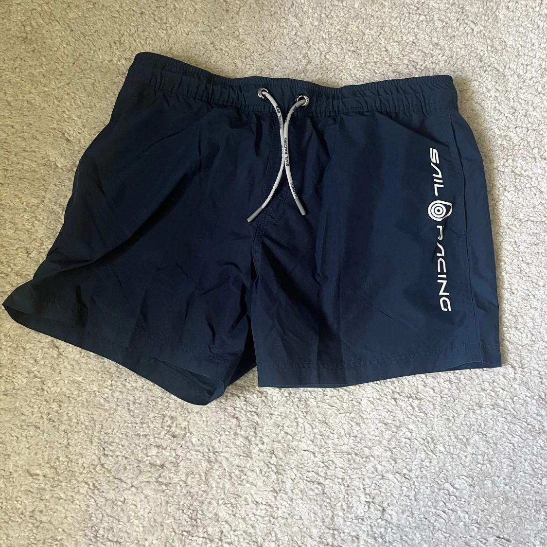 Marinblå badshorts från Sail Racing