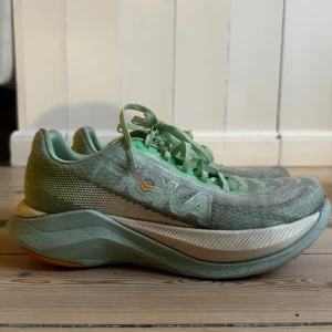 Löparskor Hoka Mach X - Säljer ett par Hoka löparskor  Mach X .lätta och uppbyggda. 