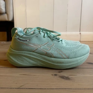 Asics Nimbus 26 - Löparsko som är neutral och mjuk. Nypris 1899kr 