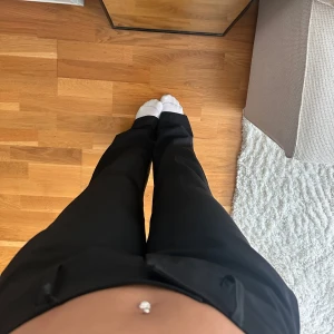 Svarta kostymbyxor med normal passform - Säljer ett par klassiska svarta kostymbyxor med normal passform och raka ben och lågmidja, Byxorna har hällor för bälte och stängs med knapp och dragkedja. Innebrbenslängd 89 o midjemått 86🌟